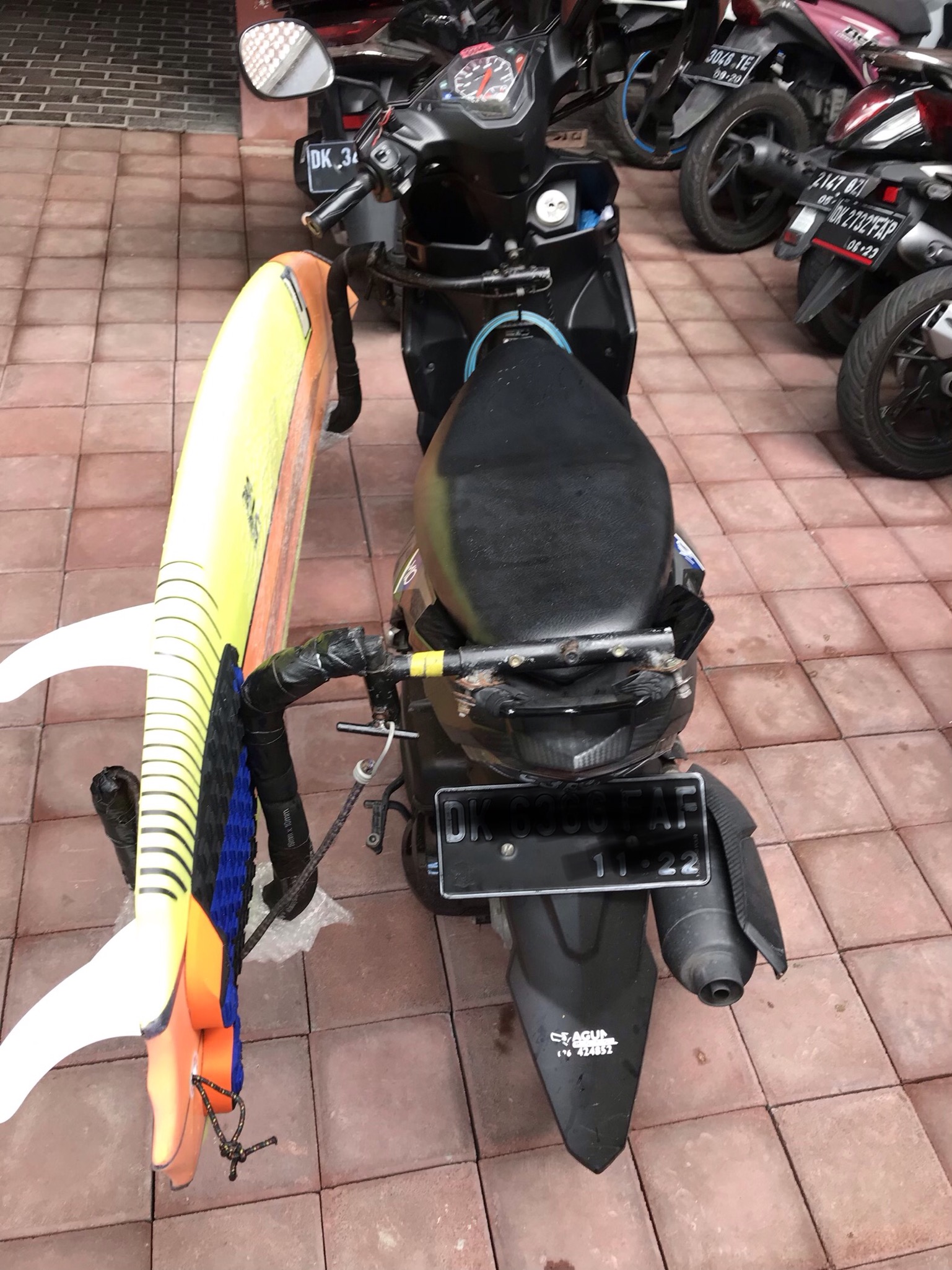 バリ島 レンタルバイクにサーフボードを乗せる Bali Rental Bike バリ島レンタルバイク スクーター